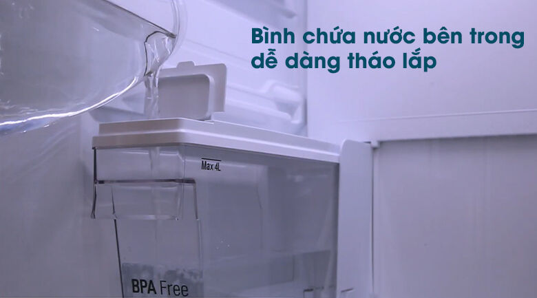 bình chứa nước bên trong tủ lạnh