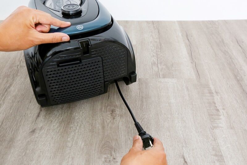 Thu gọn day điện nhanh chóng bằng cách nhấn vào vị trí này - Máy hút bụi Samsung VC18M21M0VN/SV-N thu gọn day điện nhanh chóng bằng cách nhấn vào vị trí này - máy hút bụi samsung vc18m21m0vn/sv-n