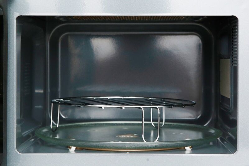 Đi kèm lò có vòng xoay, đĩa thủy tinh, giá nướng - Lò vi sóng Electrolux EMG20K38GWP 20 lít đi kèm lò có vòng xoay, đĩa thủy tinh, giá nướng - lò vi sóng electrolux emg20k38gwp 20 lít